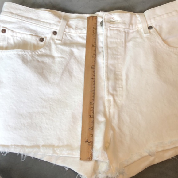 Levi's white Jean shorts - Picture 6 of 6